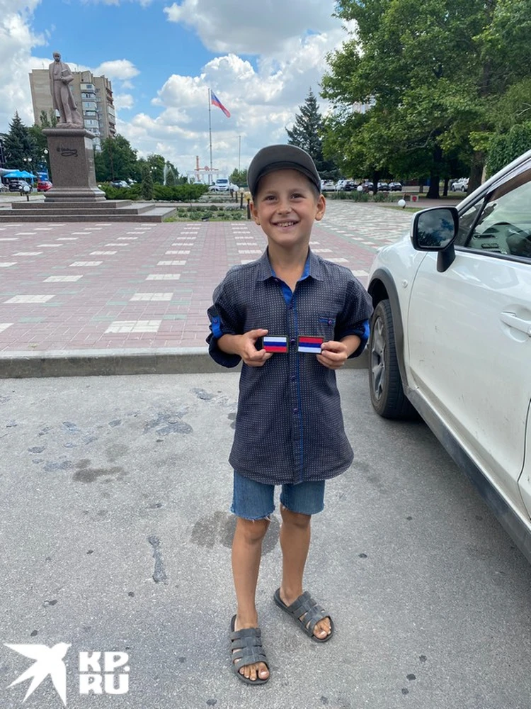 Мальчишке вместо мелочи достались нашивки с флагами России и ДНР.