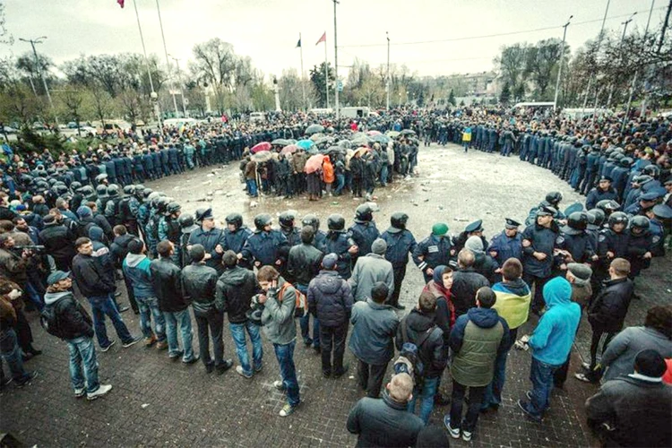 Украинские националисты в 2014 году окружили людей, не испугавшихся выступить против майдана, и забросали их яйцами и мукой.