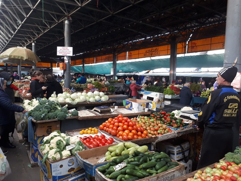 Продавцы ждут покупателей.