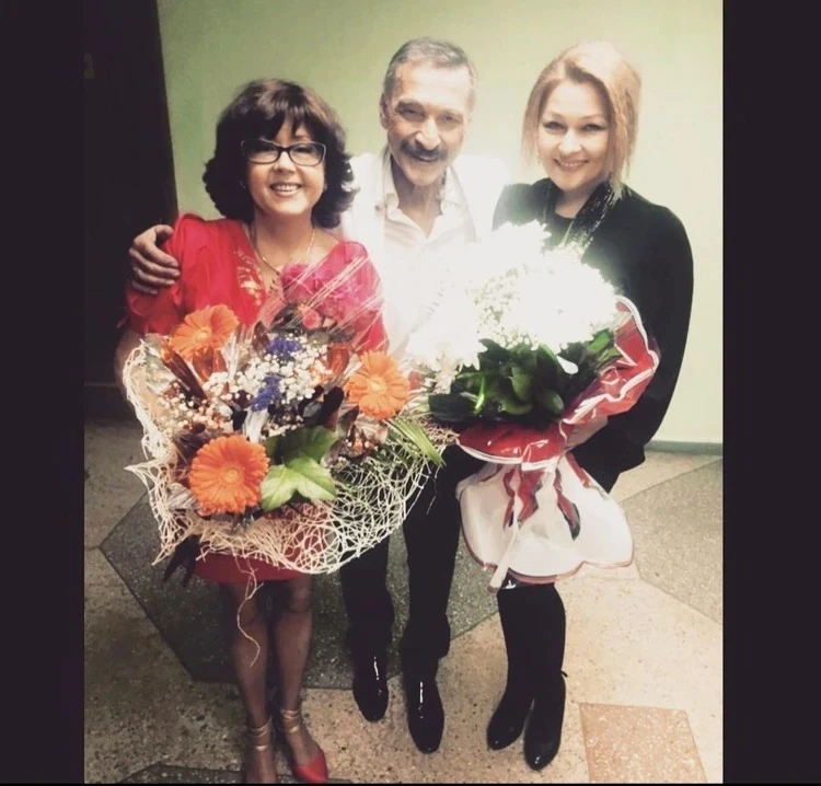 Достарымен аузына кірген әйел Үлкен кеуделері бар жетілген әйелдердің үлкен емізіктері