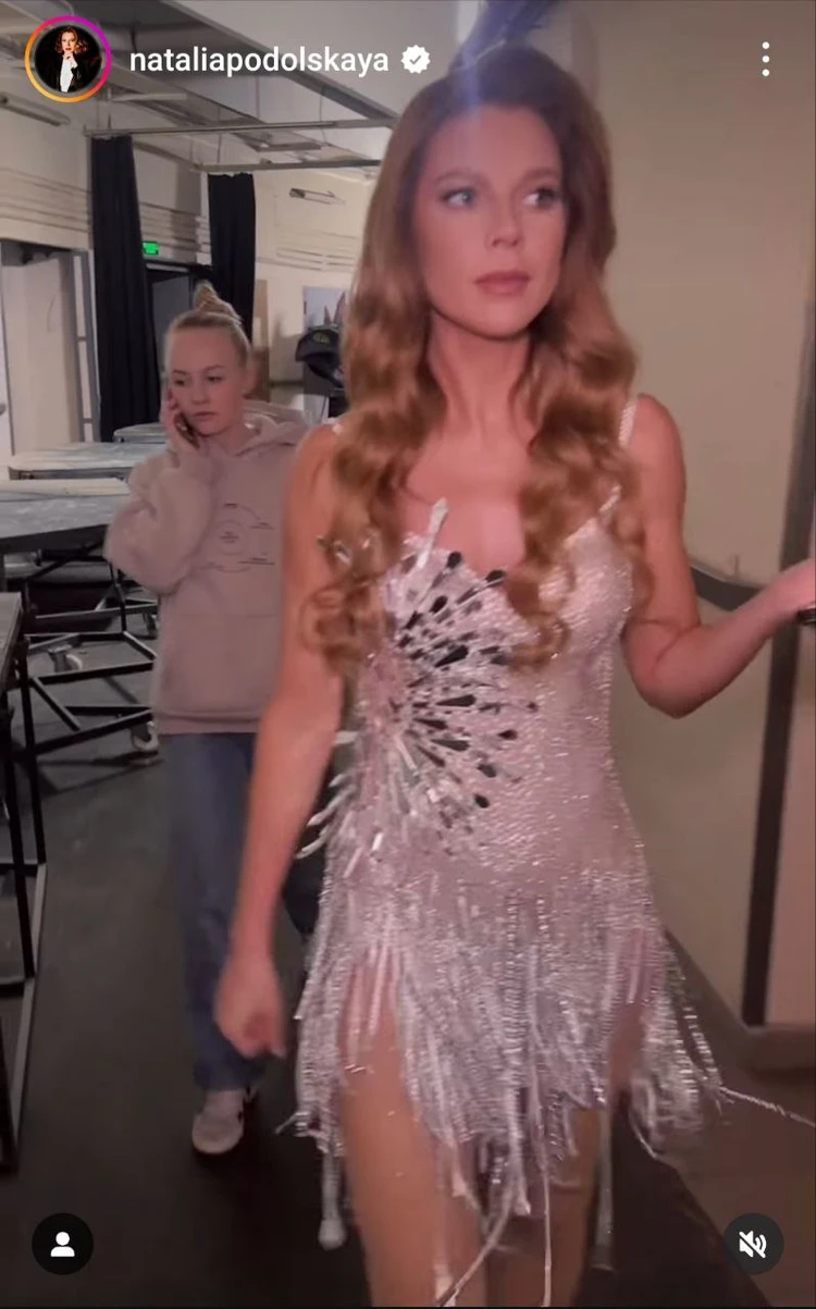 выложила фото подруги нюМаша Бабко с подругой Вроде бы Наташа не пышная женщина, видно у мужиков силенок не хватило!»  Белорусская певица Наталья Подольская оконфузилась на сцене из-за своего  балета - KP.RU