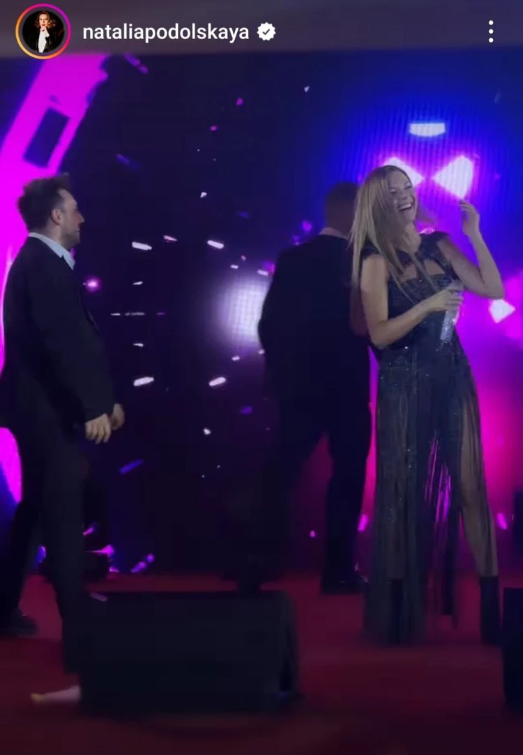 выложила фото подруги нюМаша Бабко с подругой Вроде бы Наташа не пышная женщина, видно у мужиков силенок не хватило!»  Белорусская певица Наталья Подольская оконфузилась на сцене из-за своего  балета - KP.RU