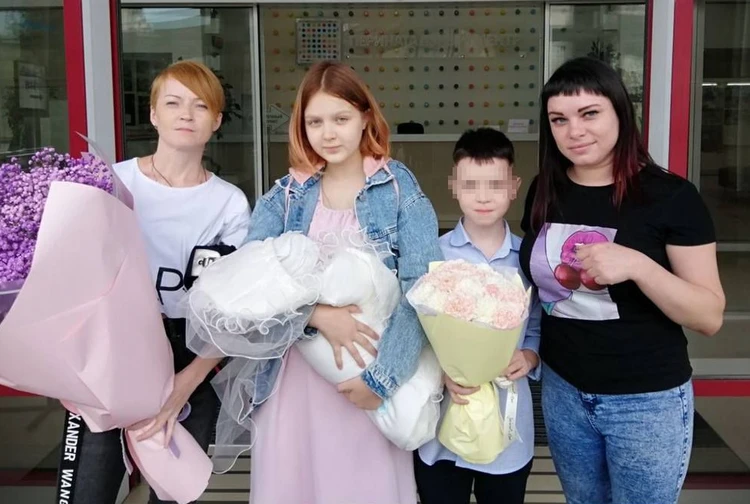 Дарью встречали из роддома ее мама (слева), Ваня и его мама.