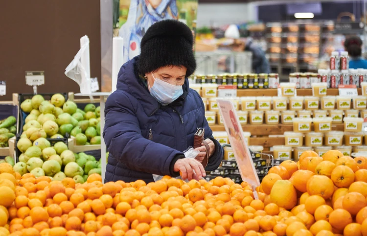 В общественных местах рекомендуется носить маску.