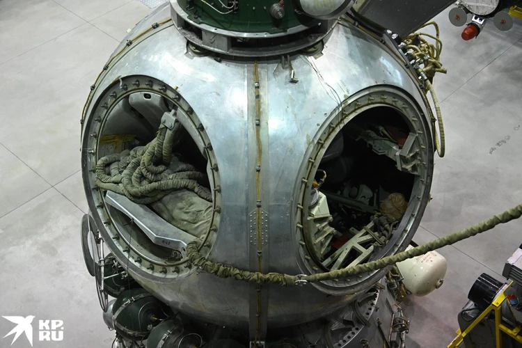 Интерьер и парашютный отсек спускаемого аппарата космического аппарата фоторазведки «Зенит-2М». height=100% width=100%