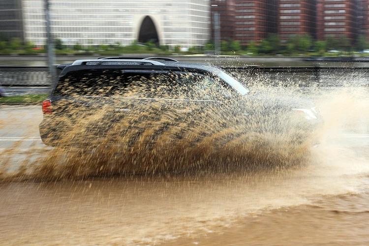Машина – существо капризное. Ни снег не любит, ни жару, ни проливные дожди