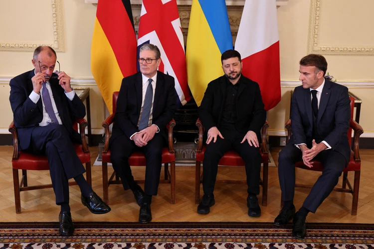 Зеленский чуть не плакал после встречи с Макроном, Мерцем и Стармером в Лондоне