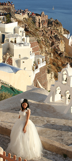 Со всего мира на Санторини приезжают играть свадьбы.