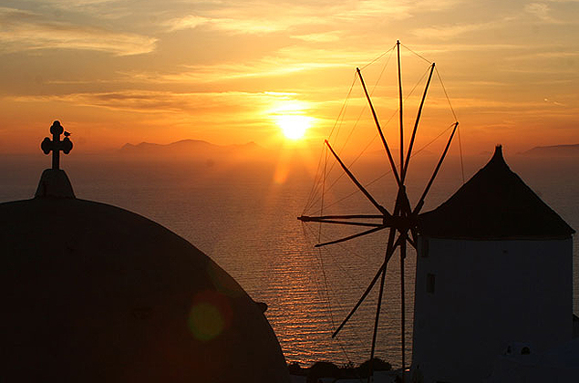 Закат в поселок Ия на Санторини приезжают посмотреть туристы со всего мира.
