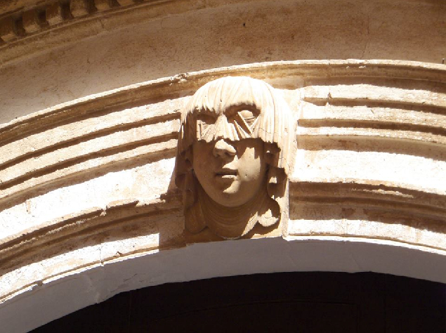 Глаза у маски на старом доме в Сьютаделле закрыты: это значит, что не хозяева не смотрят, кто пришел, всем рады и всех пускают.