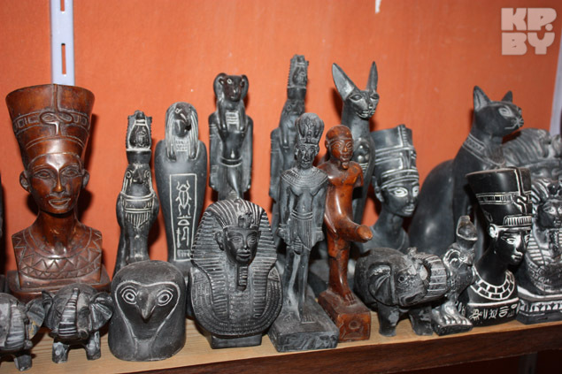 Египетские каменные сувениры ловко подделывают и продают за пару долларов. Однако они сделаны из пластика.