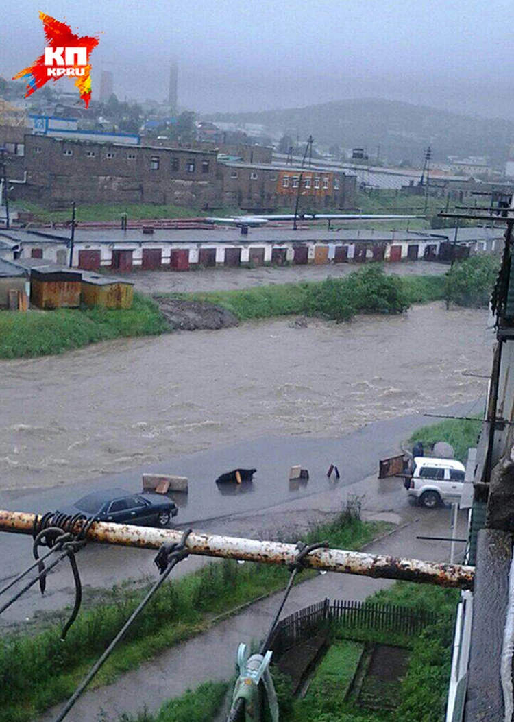 Магадан уходит под воду: из-за ливней отключается свет, люди стараются не  выходить на улицу - KP.RU