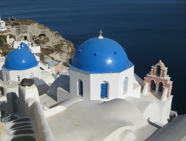 Санторини - это та самая "открыточная" Греция с белыми домиками и синими куполами церквей. Фото: TripAdvisor.