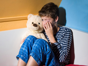 Ночное недержание мочи — это еще и огромная психологическая проблема, от которой в первую очередь страдают дети.