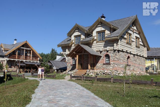 В деревне Наносы можно снять домики. На четверых домик в сутки обойдется в 4,35 миллиона рублей.