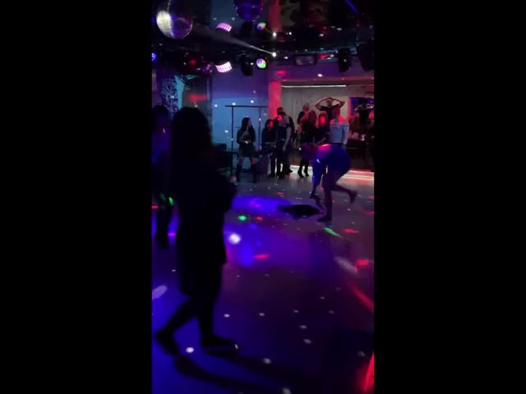 голые танцы в баре