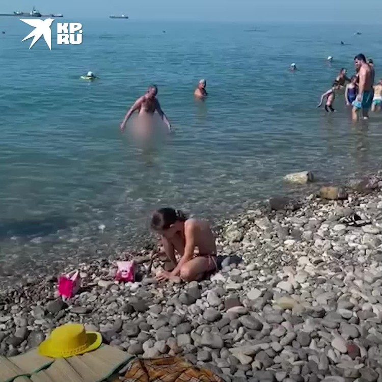 голый мужчина купается в море